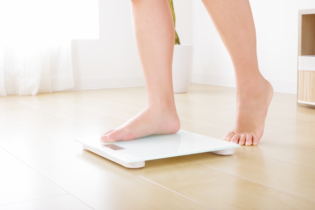 体重計にのる女性