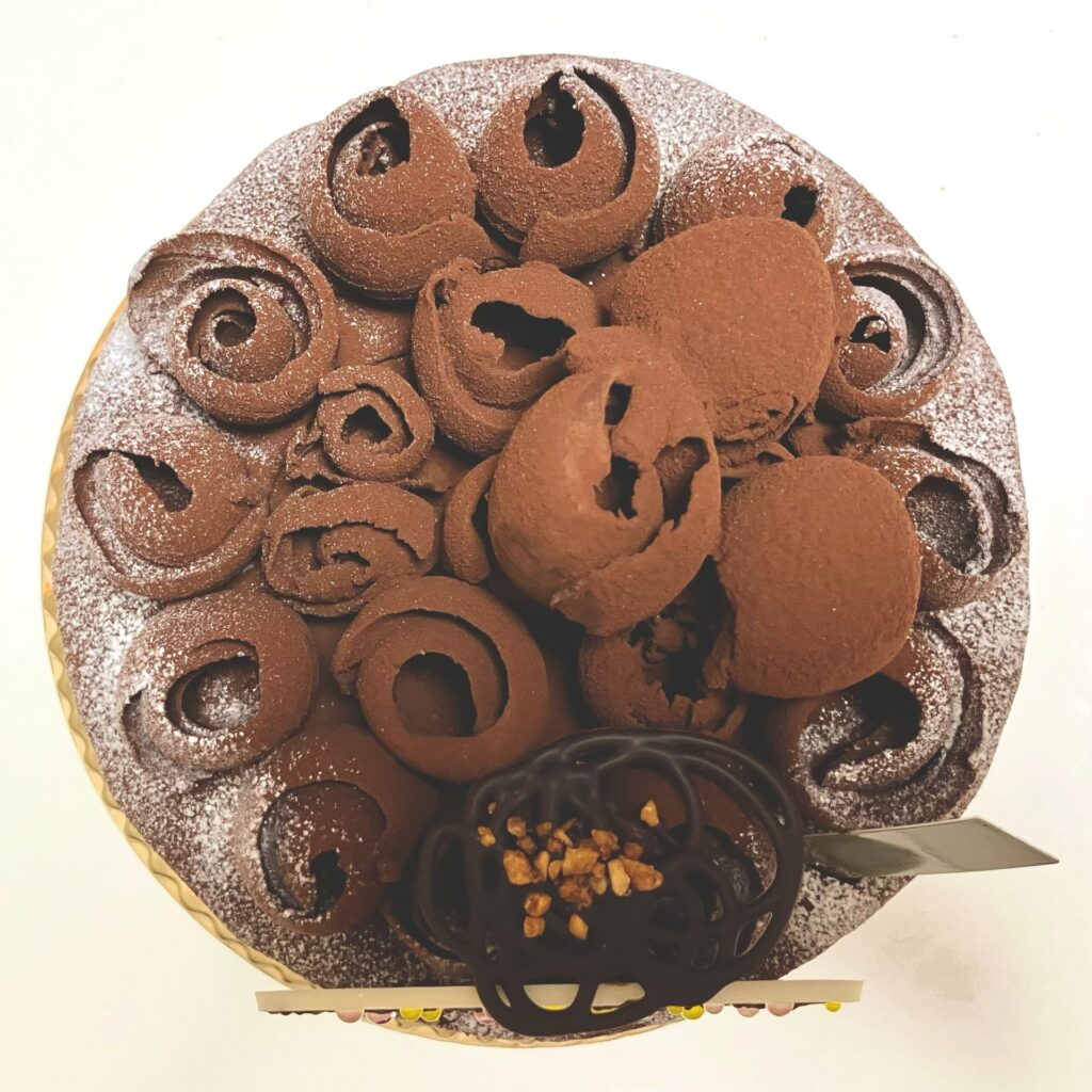 ホールのチョコレートケーキ