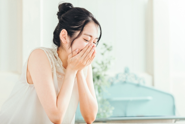 悲しみを抑えている女性